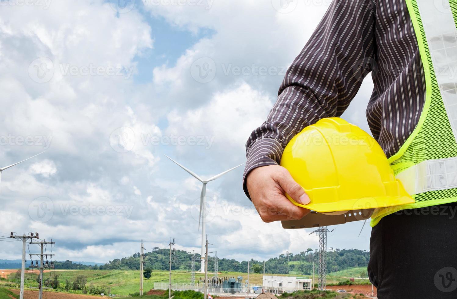 trabalhador engenheiro no canteiro de obras de usina de turbina eólica foto