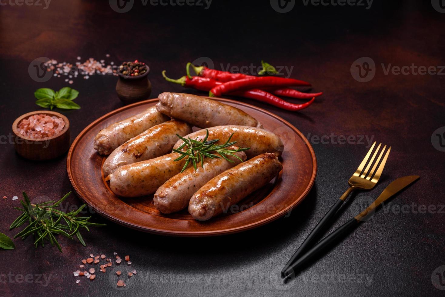 grelhado de salsichas assadas com especiarias e ervas aromáticas com sal e pimenta foto