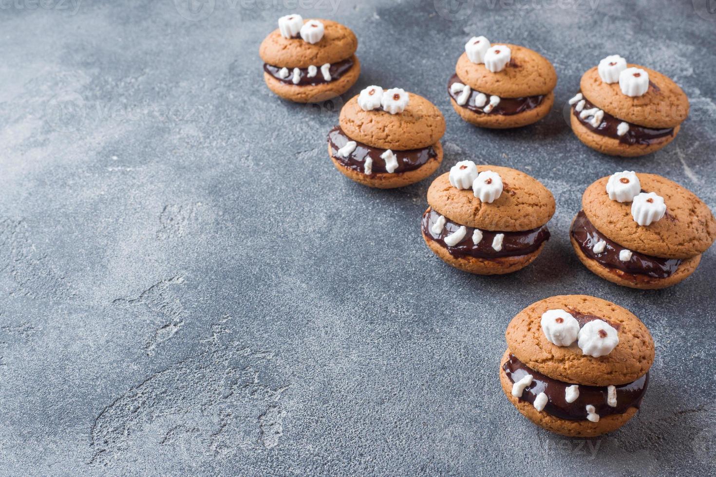 biscoitos com pasta de chocolate em forma de monstros para o halloween foto