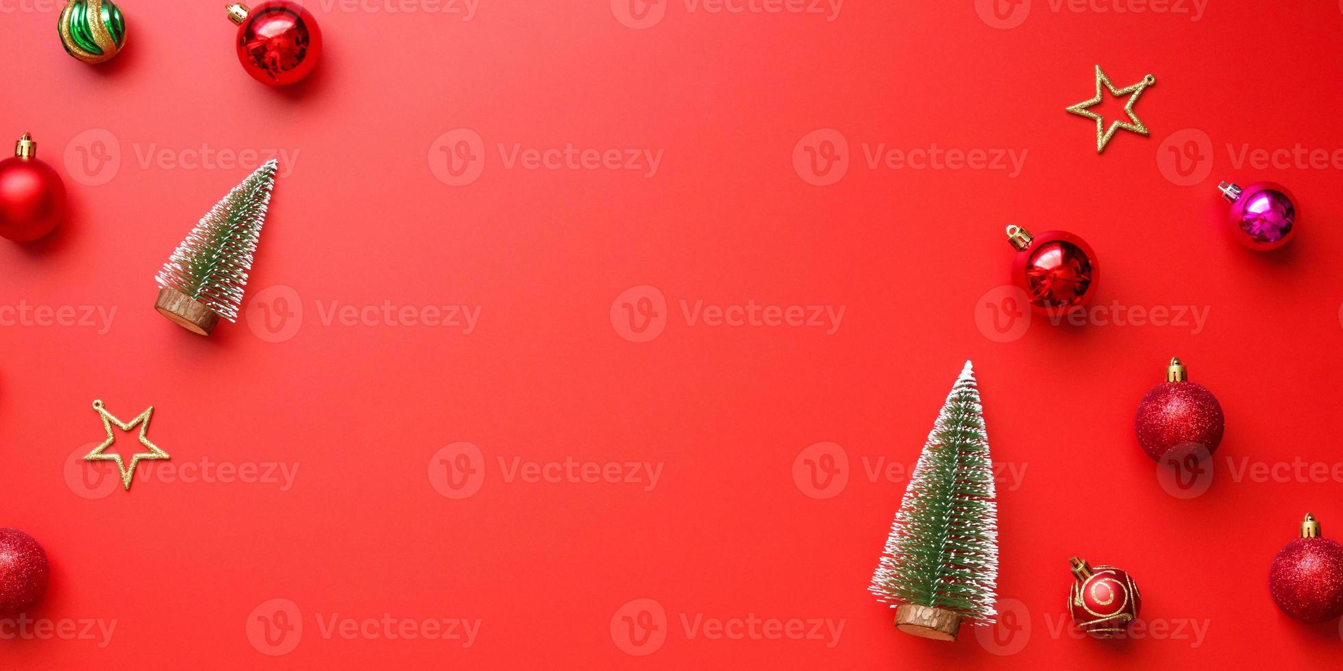 natal ano novo fundo de férias bugiganga de bola de pinheiro em fundo vermelho foto