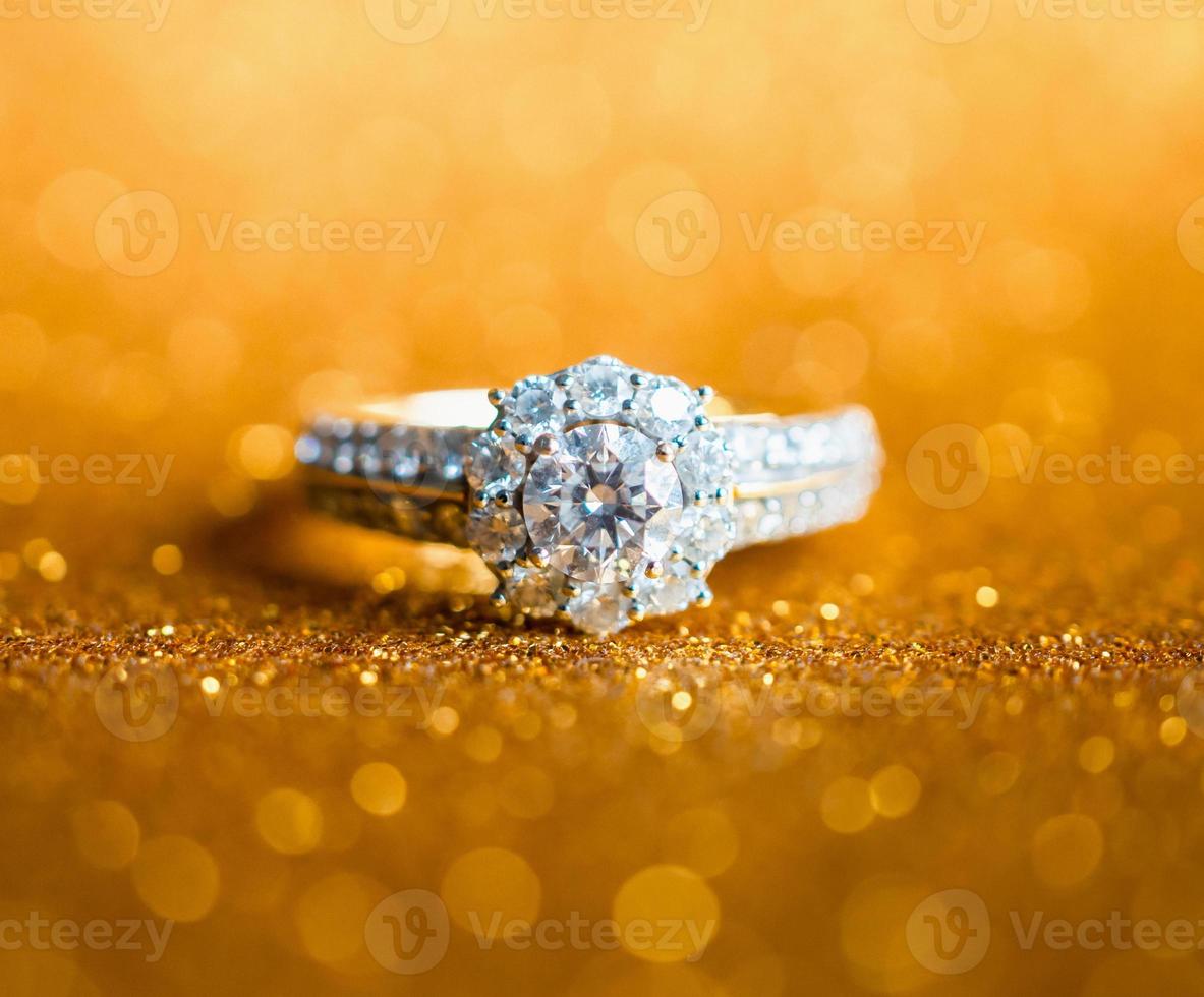 anel de diamante de joias com brilho festivo abstrato textura de férias de natal borrão de fundo com luz bokeh foto