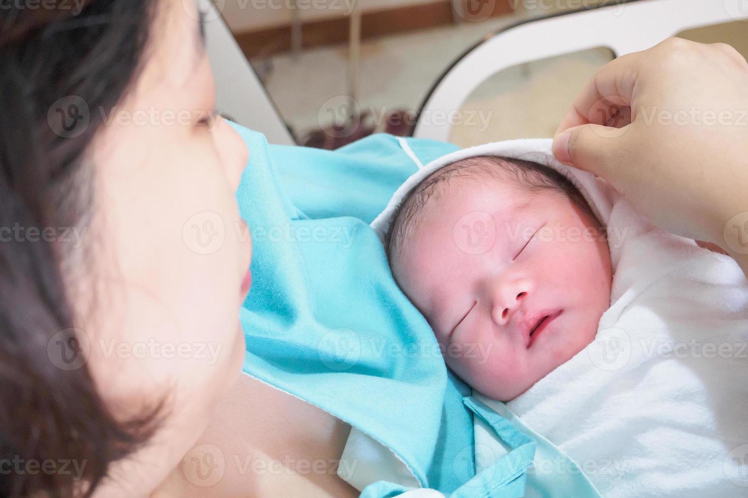 feliz mãe e bebê recém-nascido no hospital foto