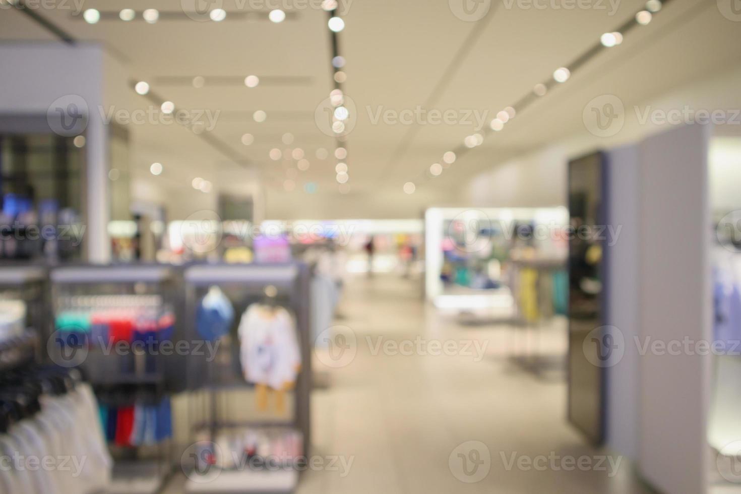 mulher moda boutique loja de roupas vitrine no shopping desfocar o fundo desfocado foto