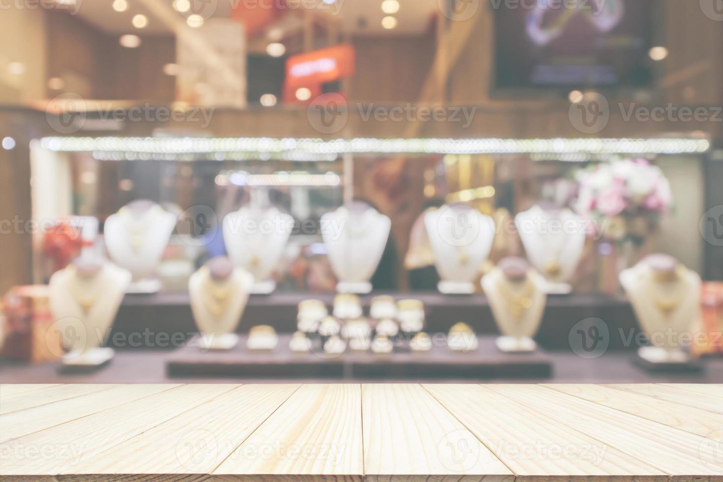 tampo de mesa de madeira com vitrine de loja de diamantes de joias de ouro desfoque abstrato bokeh fundo claro foto