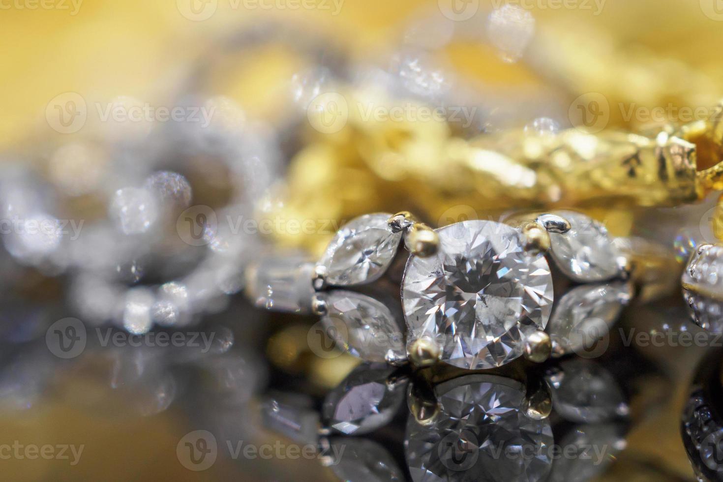 anéis de diamante de joias de ouro de luxo com reflexo no fundo preto foto