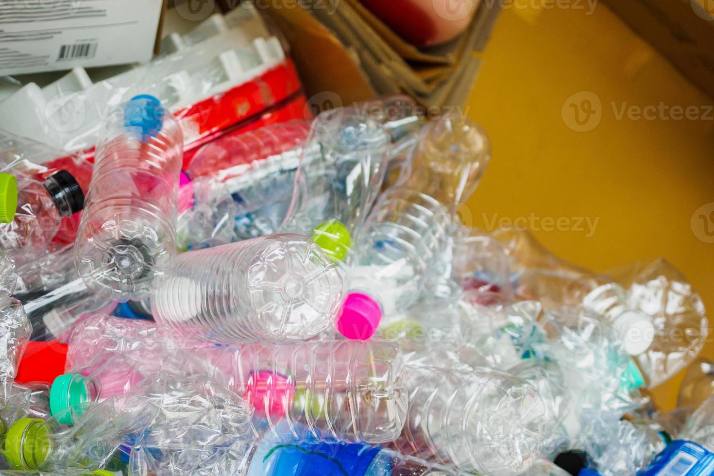 garrafas plásticas e papelão na estação de reciclagem de lixo close-up foto
