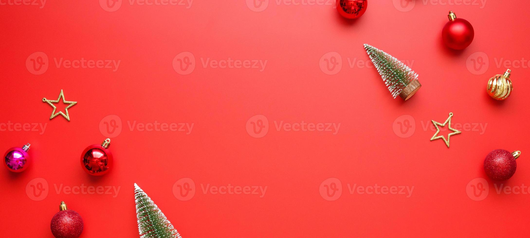 natal ano novo fundo de férias bugiganga de bola de pinheiro em fundo vermelho foto