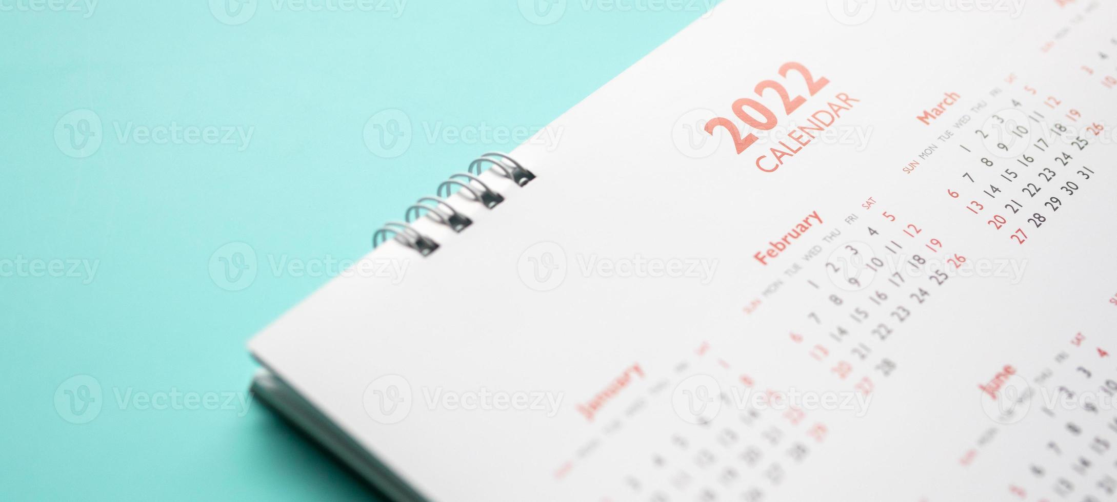 página do calendário 2022 no conceito de reunião de compromisso de planejamento de negócios de fundo azul foto