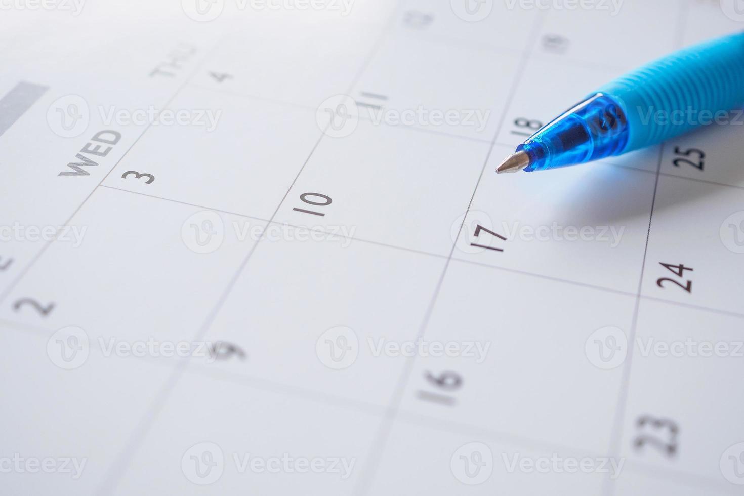 caneta azul no fundo da página do calendário conceito de reunião de planejamento de negócios foto