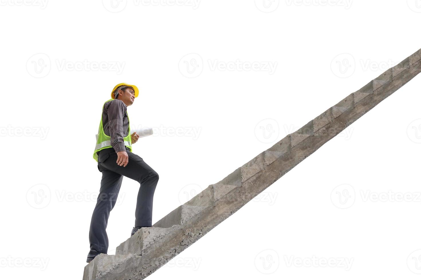 engenheiro de construção de homem de negócios asiáticos segura papel de planta subindo escada isolada no fundo branco com traçado de recorte, conceito de sucesso de crescimento de carreira foto