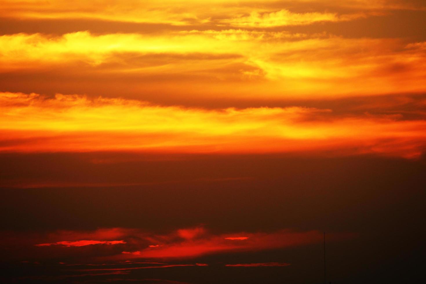 vista do pôr do sol nas terras agrícolas da aldeia. foto