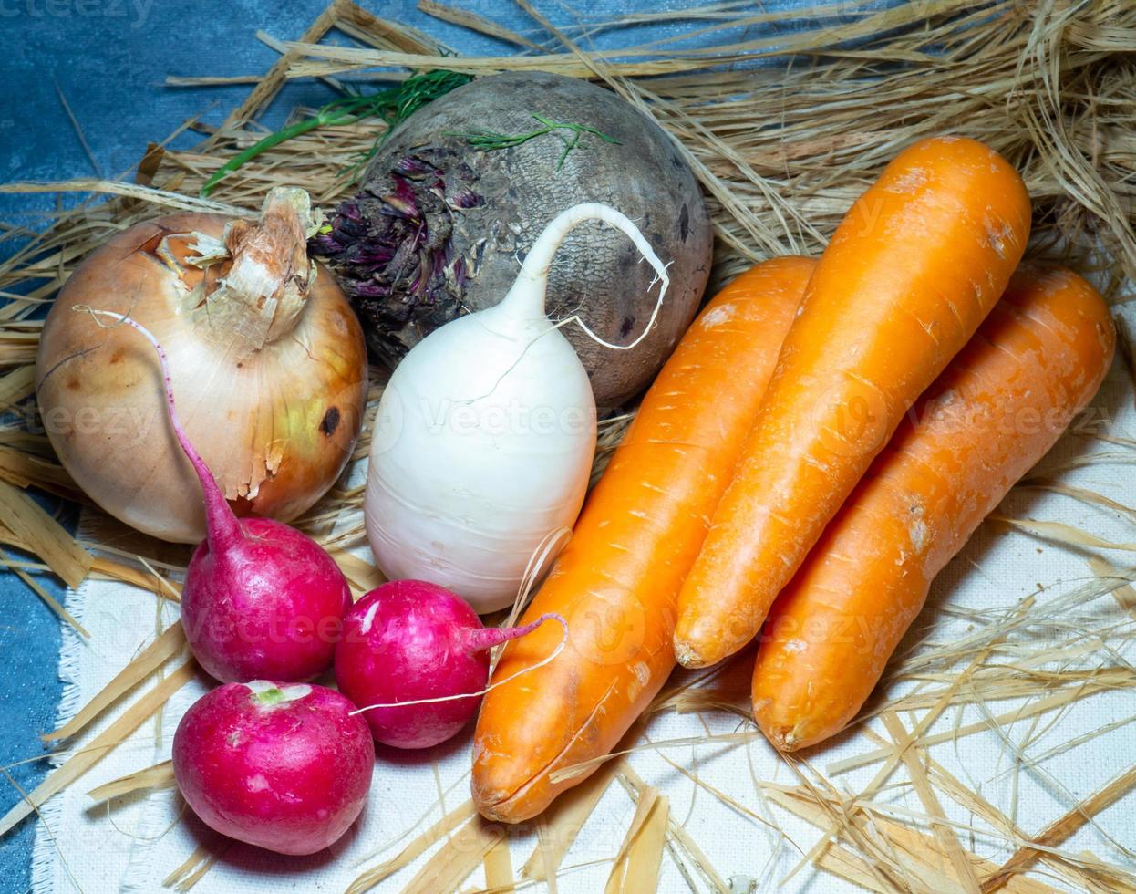 ainda vida de legumes. comida saudável. colheita do jardim. agricultor. colheita de vegetais de raiz em cima da mesa foto