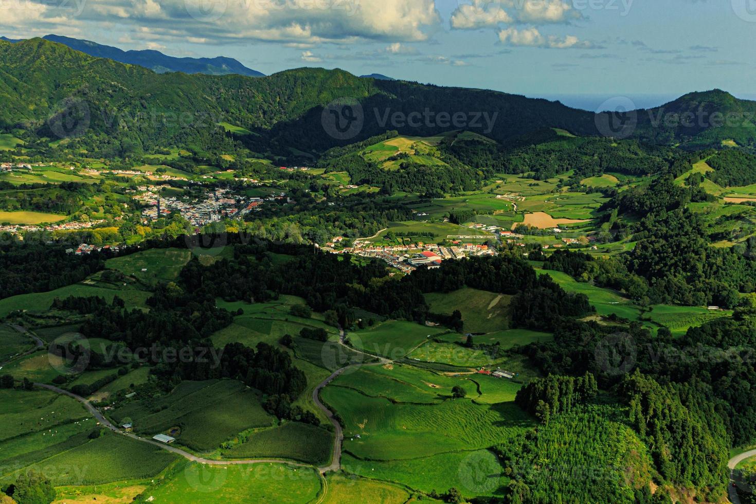 bela vista panorâmica da natureza da ilha dos açores com campos verdes foto