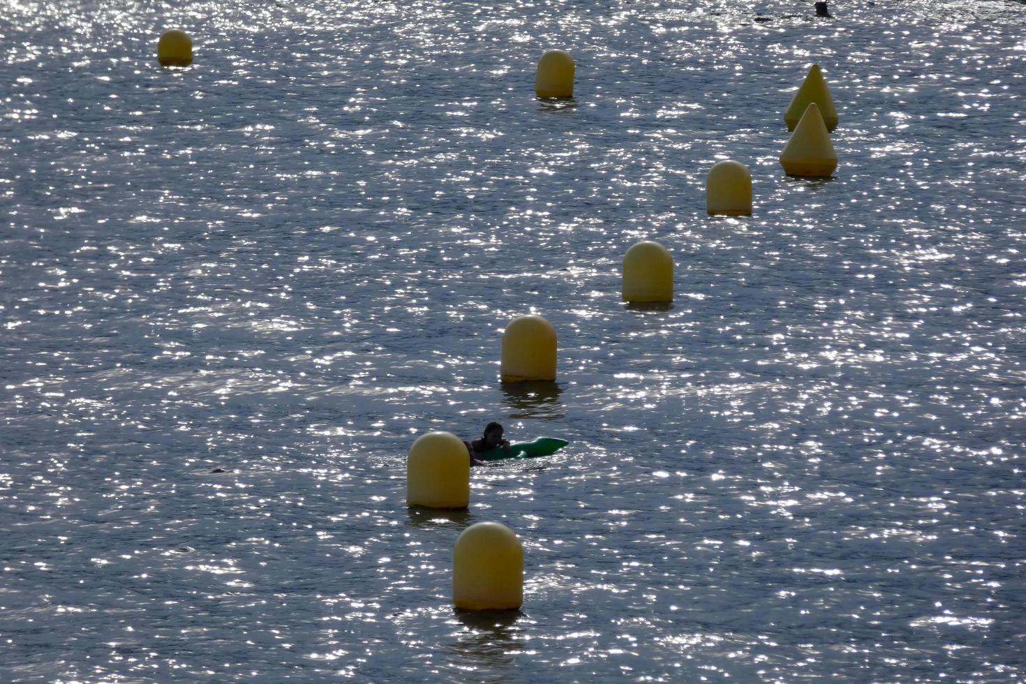 bóias de marcação amarelas no mar para indicar a passagem de navios foto