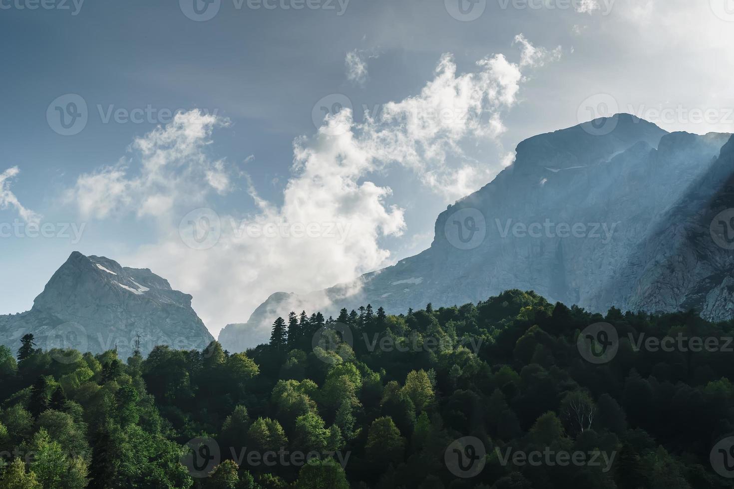 rochas e uma passagem com um céu azul com raios de sol rompendo as nuvens. foto