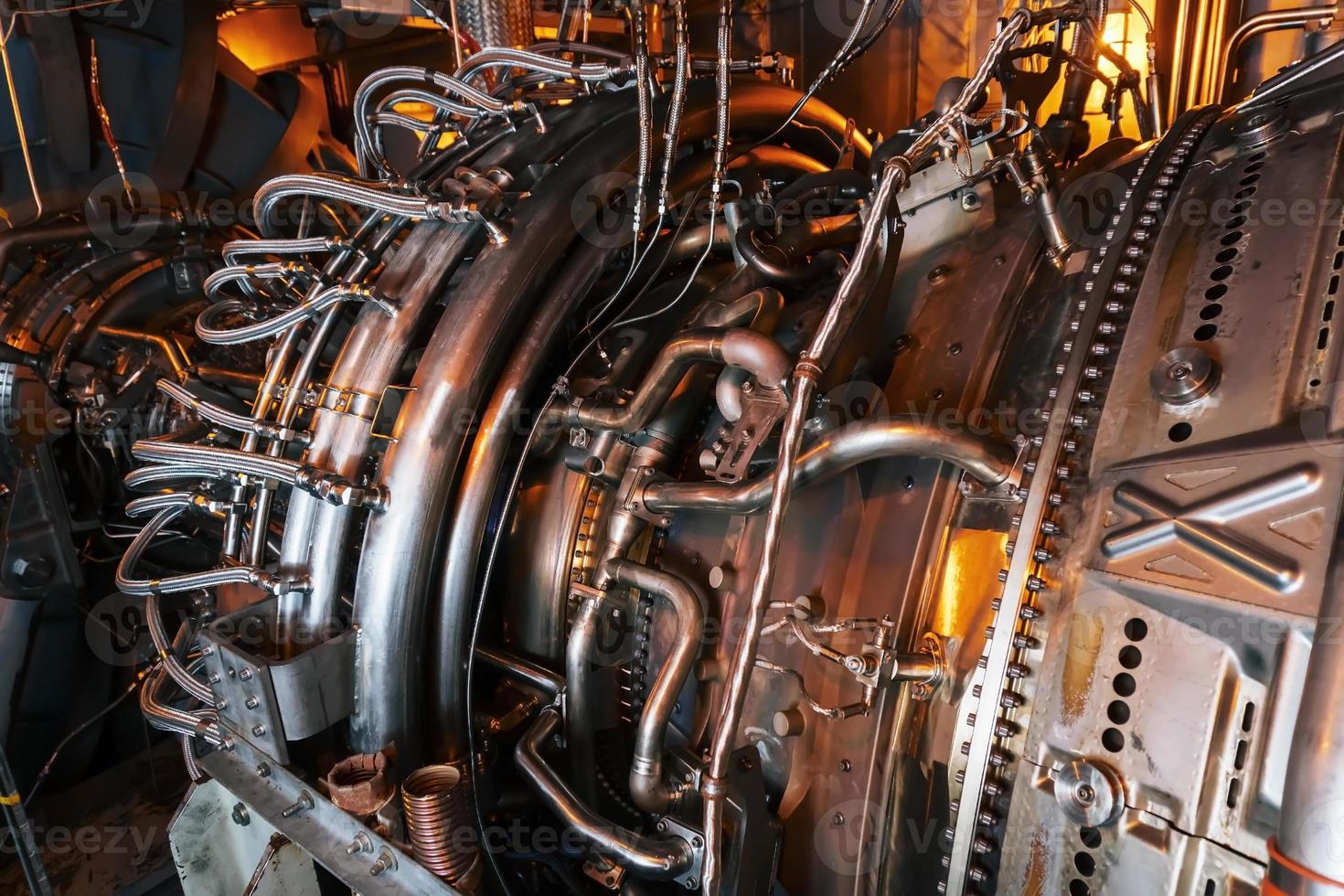motor de turbina a gás, localizado com elementos estruturais internos, mangueiras, cilindros e carcaças foto