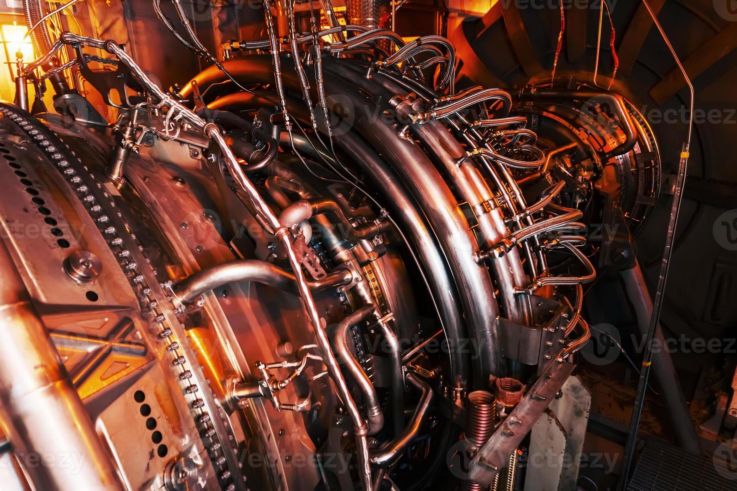 motor de turbina a gás, localizado com elementos estruturais internos, mangueiras, cilindros e carcaças foto