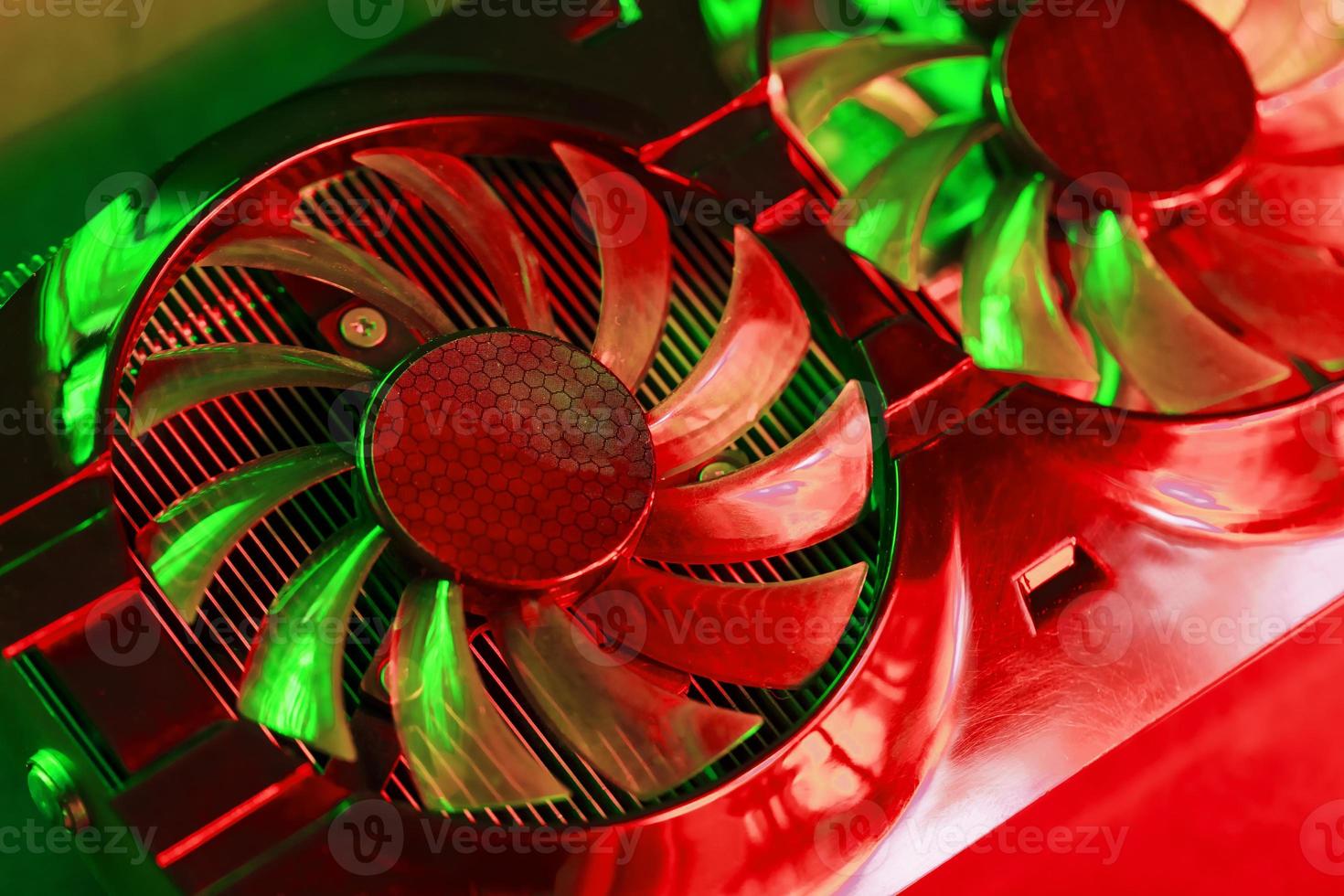 coolers da placa de vídeo gamer em luz neon vermelha e verde. foto