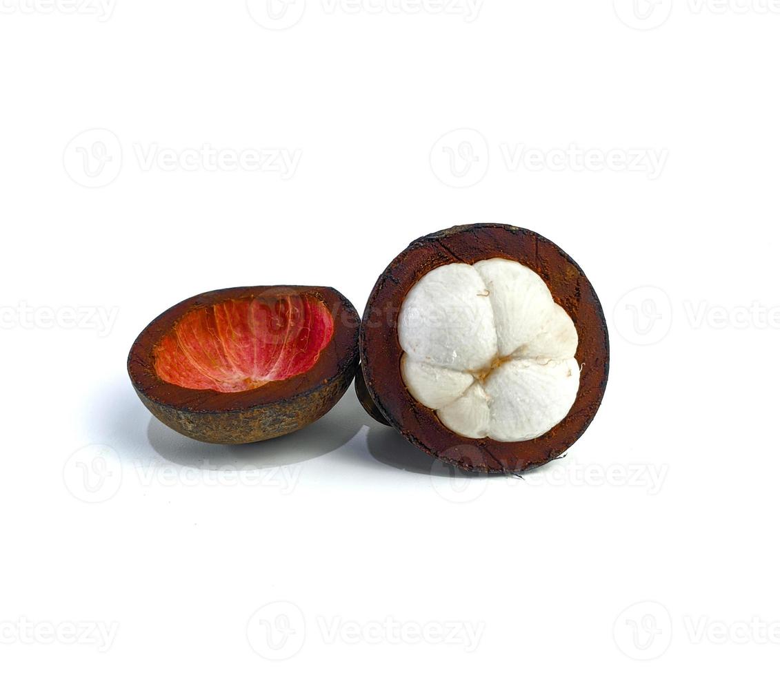 mangostão e seção transversal mostrando a pele roxa grossa e a carne branca da rainha das frutas, sobre fundo branco foto