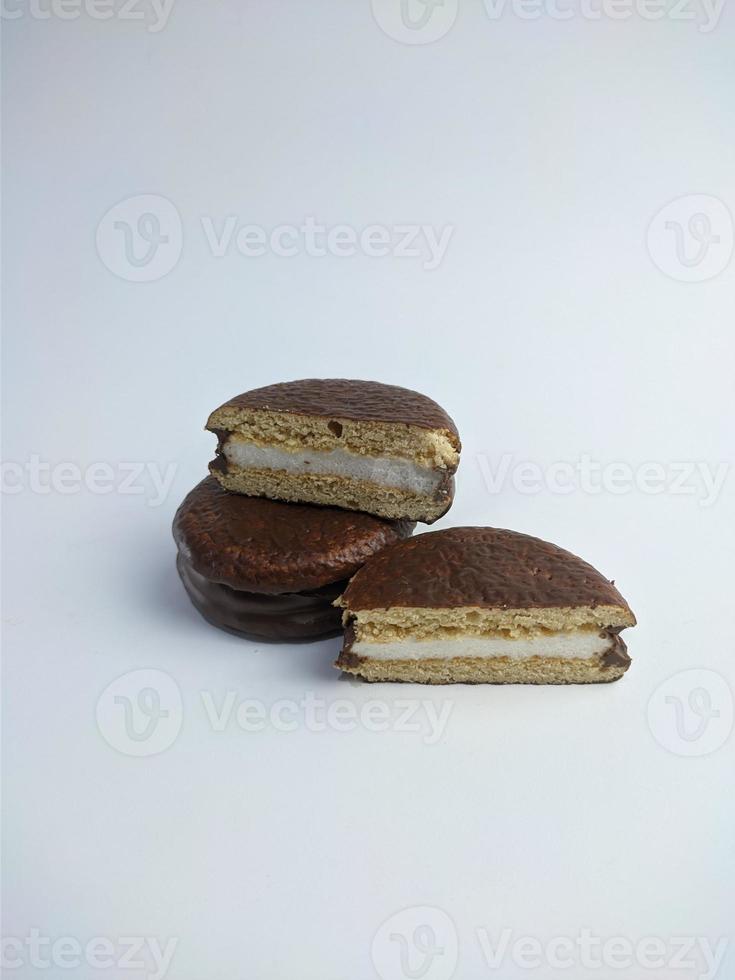 deliciosas tortas de chocolate com marshmallow em fundo branco. bolos de lanche clássicos foto