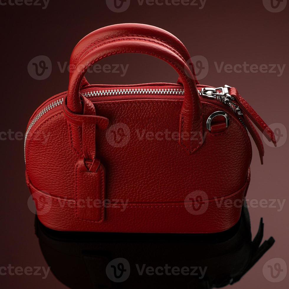 um tiro de close-up de uma bolsa de couro vermelho de luxo foto