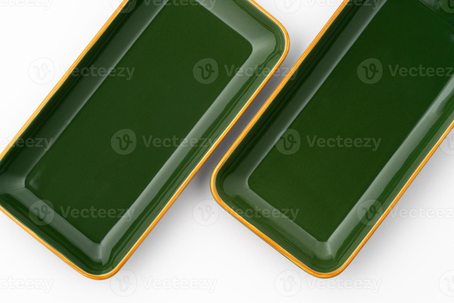 um conjunto de placas de cerâmica verdes em um fundo branco foto