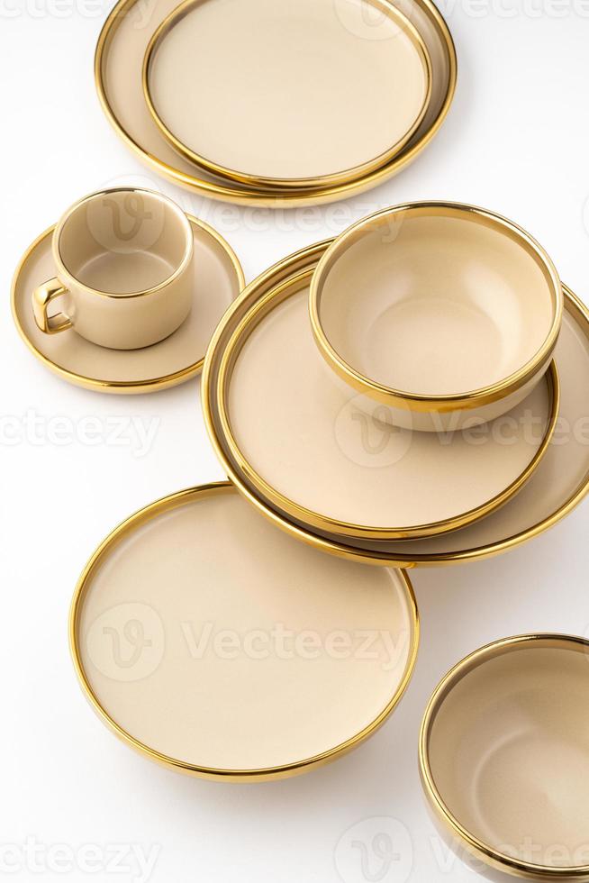 um conjunto de prato de cerâmica marrom claro e xícara em um fundo branco foto