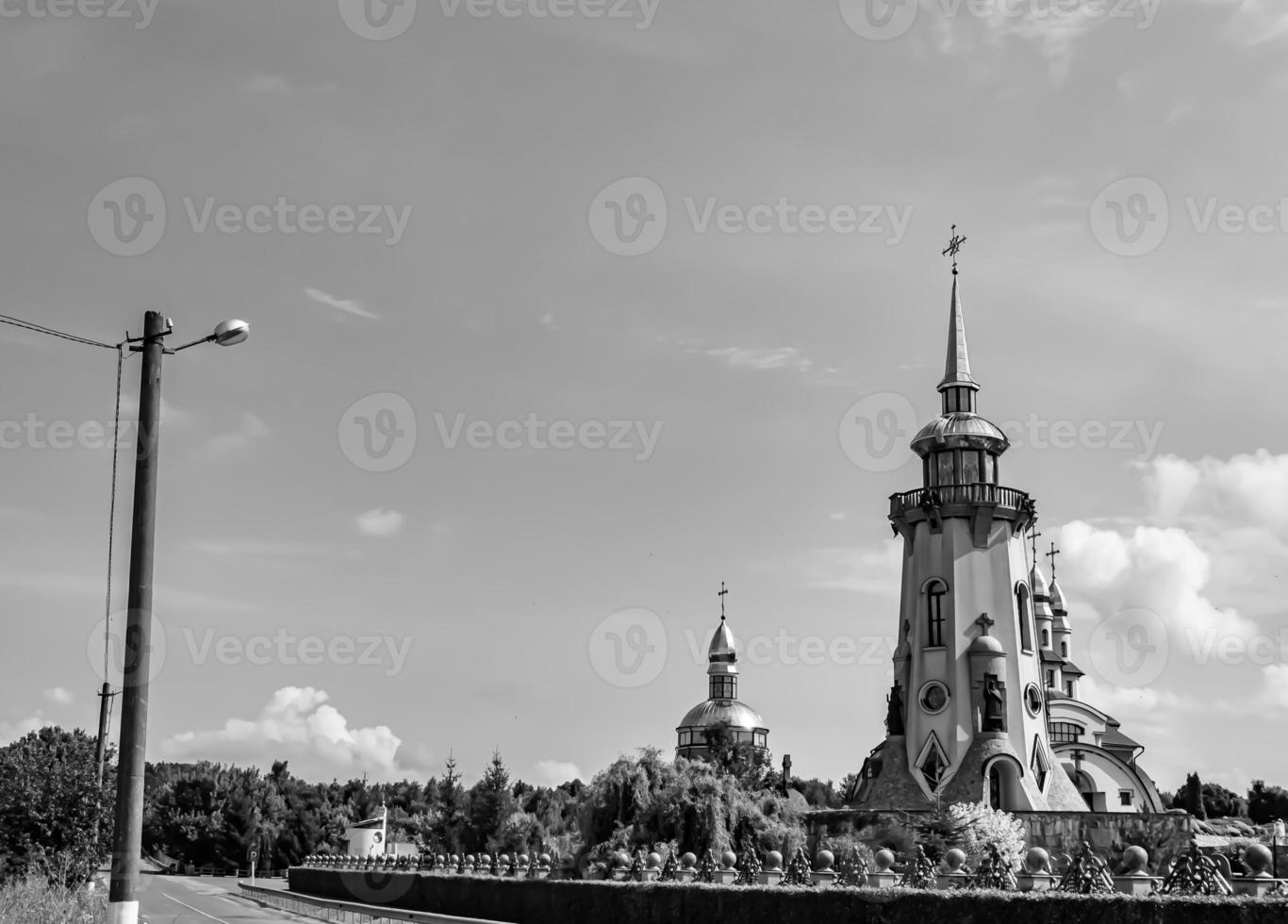 cruz de igreja cristã em torre alta para orações foto