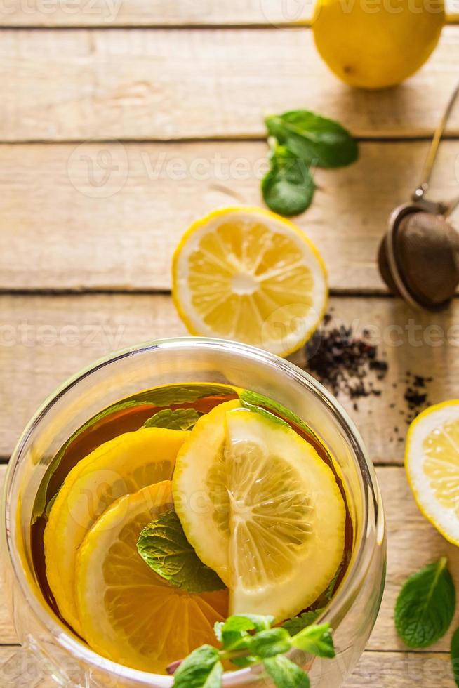 chá com limão e hortelã em copo transparente. Medicina alternativa. bebida quente para relaxar. foto