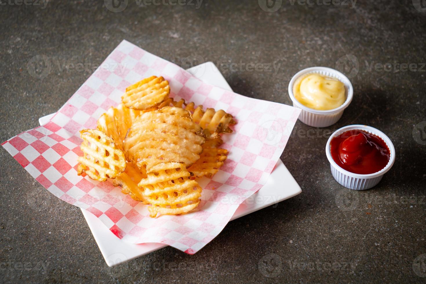 waffle frita com ketchup e maionese foto