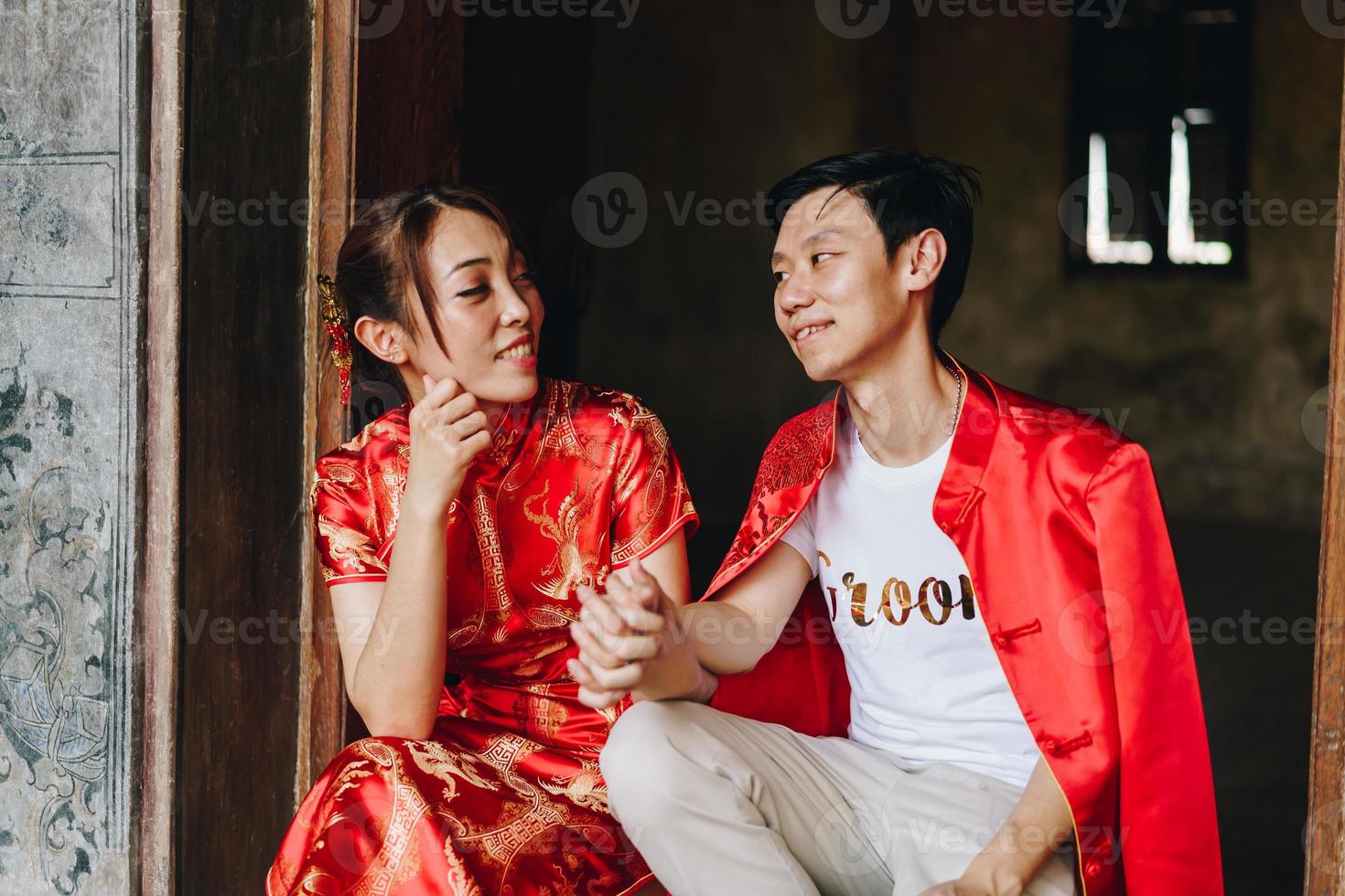 feliz jovem casal asiático em vestidos tradicionais chineses foto