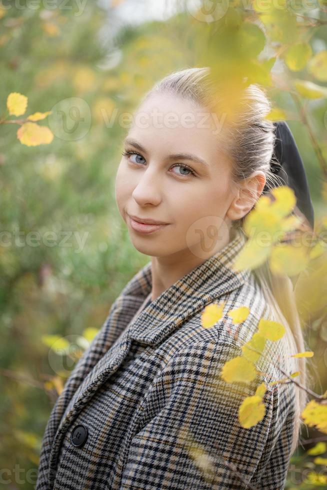 jovem mulher na floresta foto