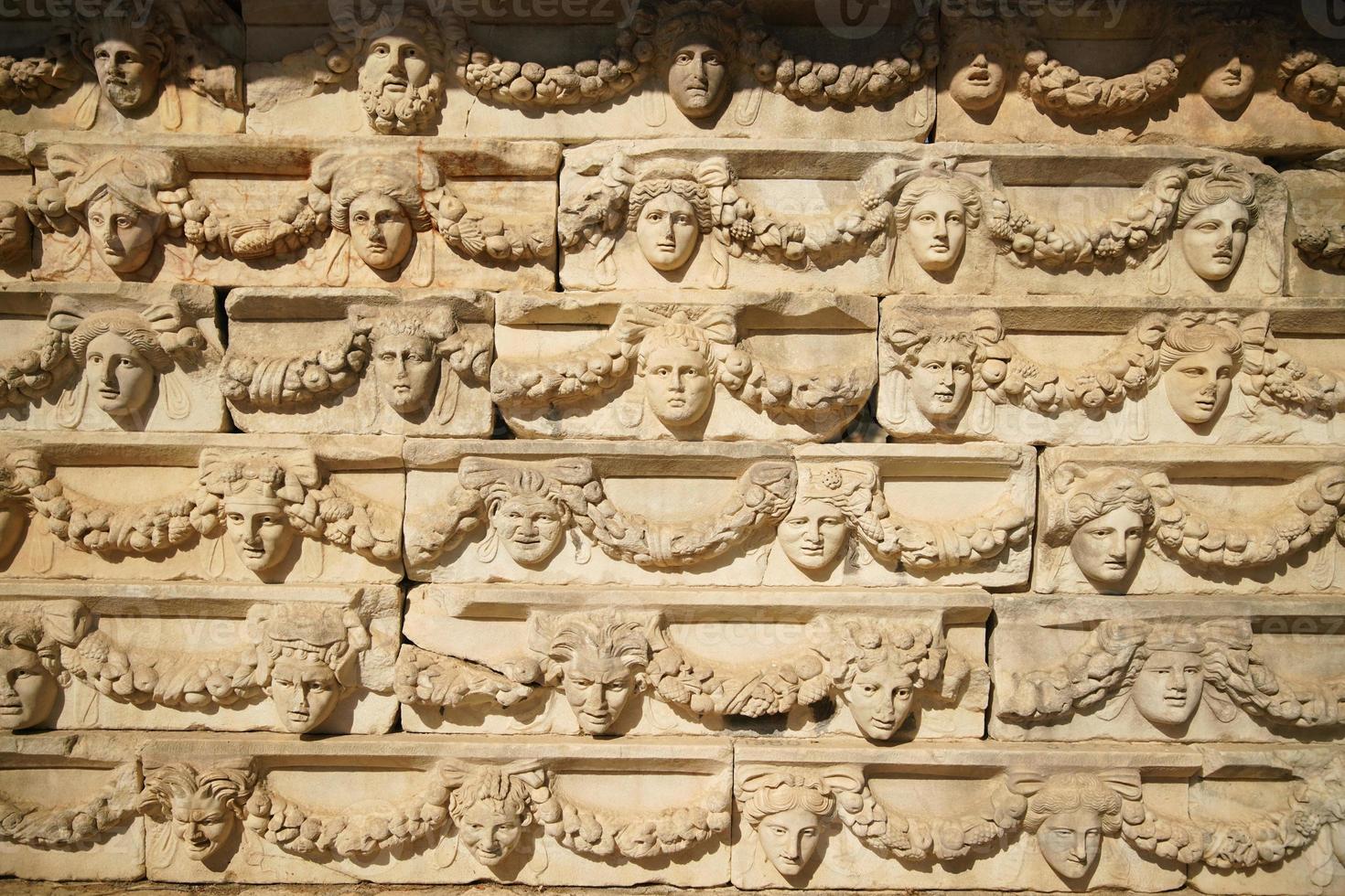 relevos de máscara antiga na cidade antiga de aphrodisias em aydin, turkiye foto