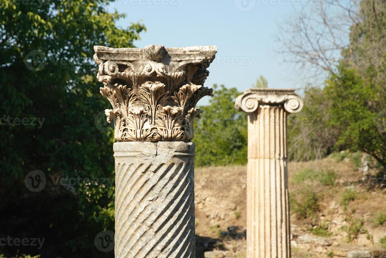 colunas antigas na cidade antiga de aphrodisias em aydin, turkiye foto