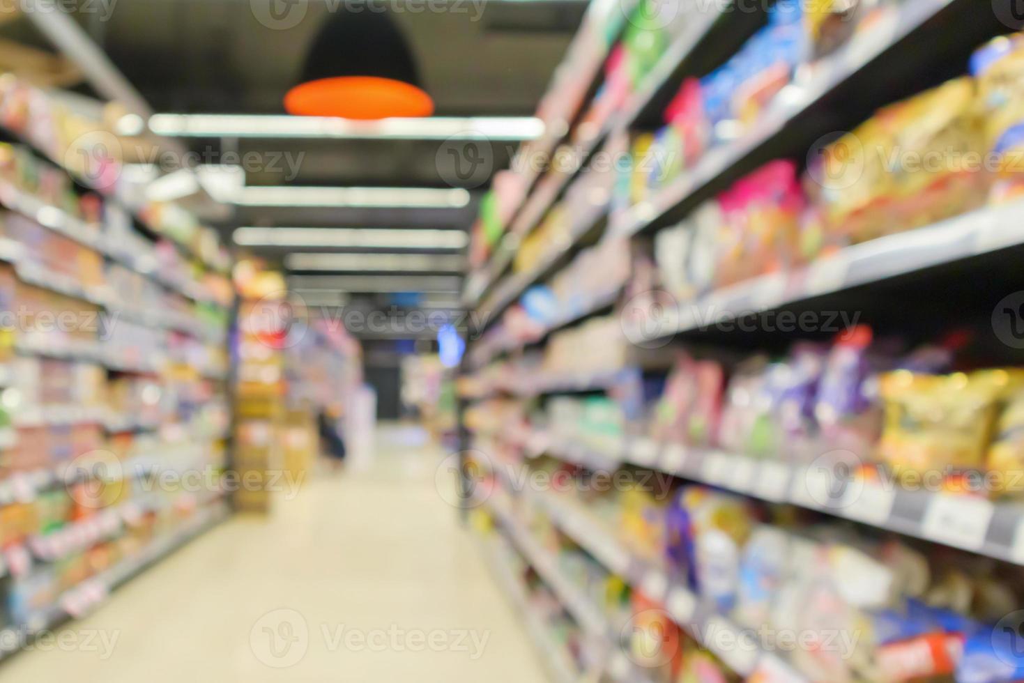 corredor do supermercado com fundo desfocado interior desfocado das prateleiras do produto foto