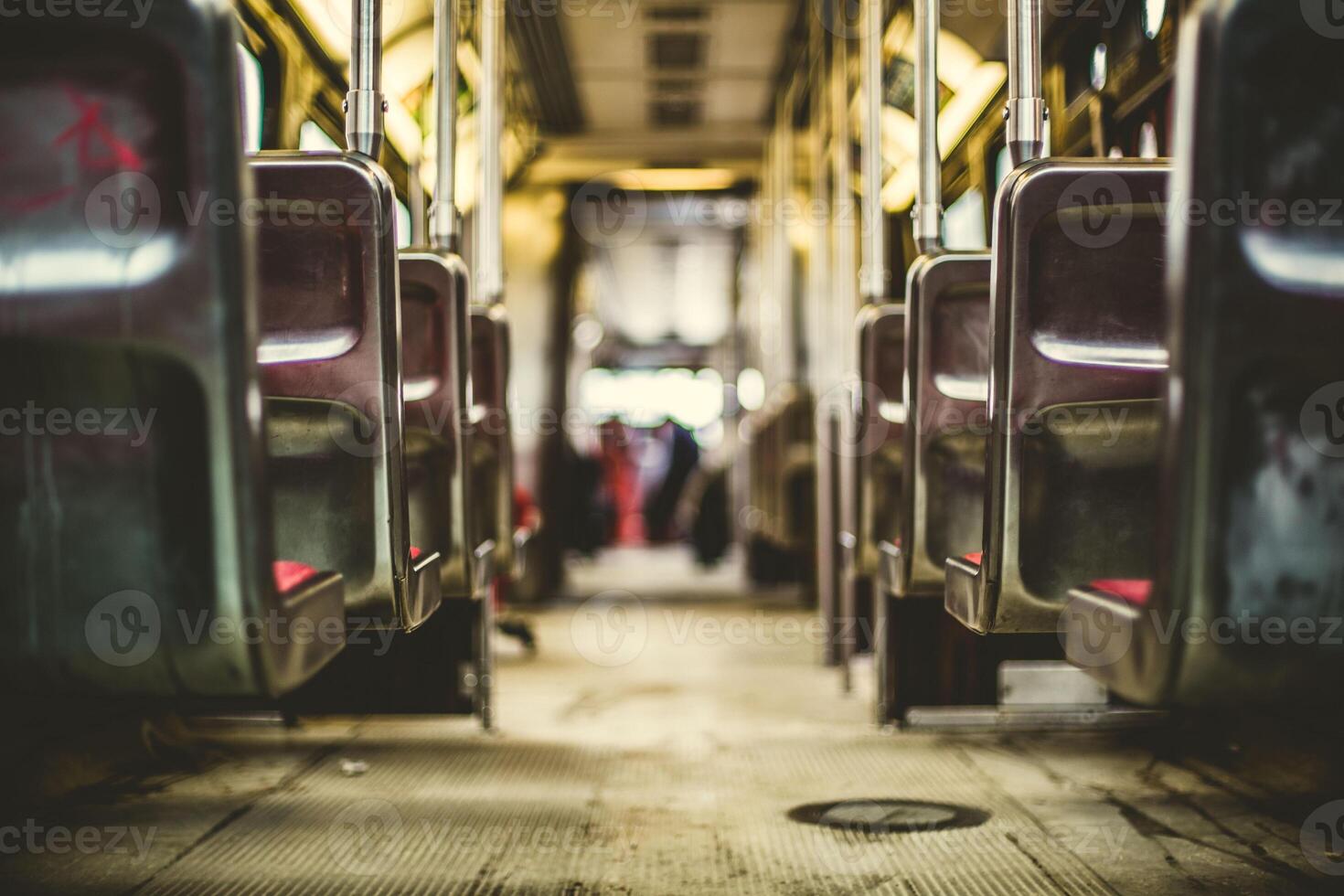 o ônibus no fundo da rua foto