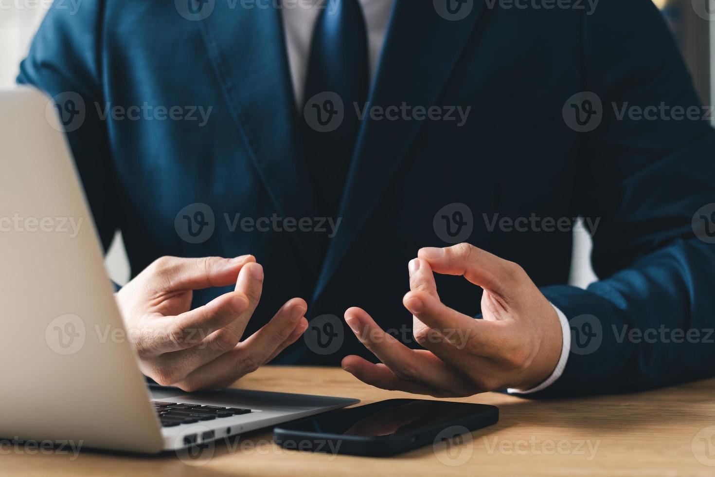 meditação de ioga da alta administração para a saúde mental durante a colocação do novo disco de projeção para a empresa. foto