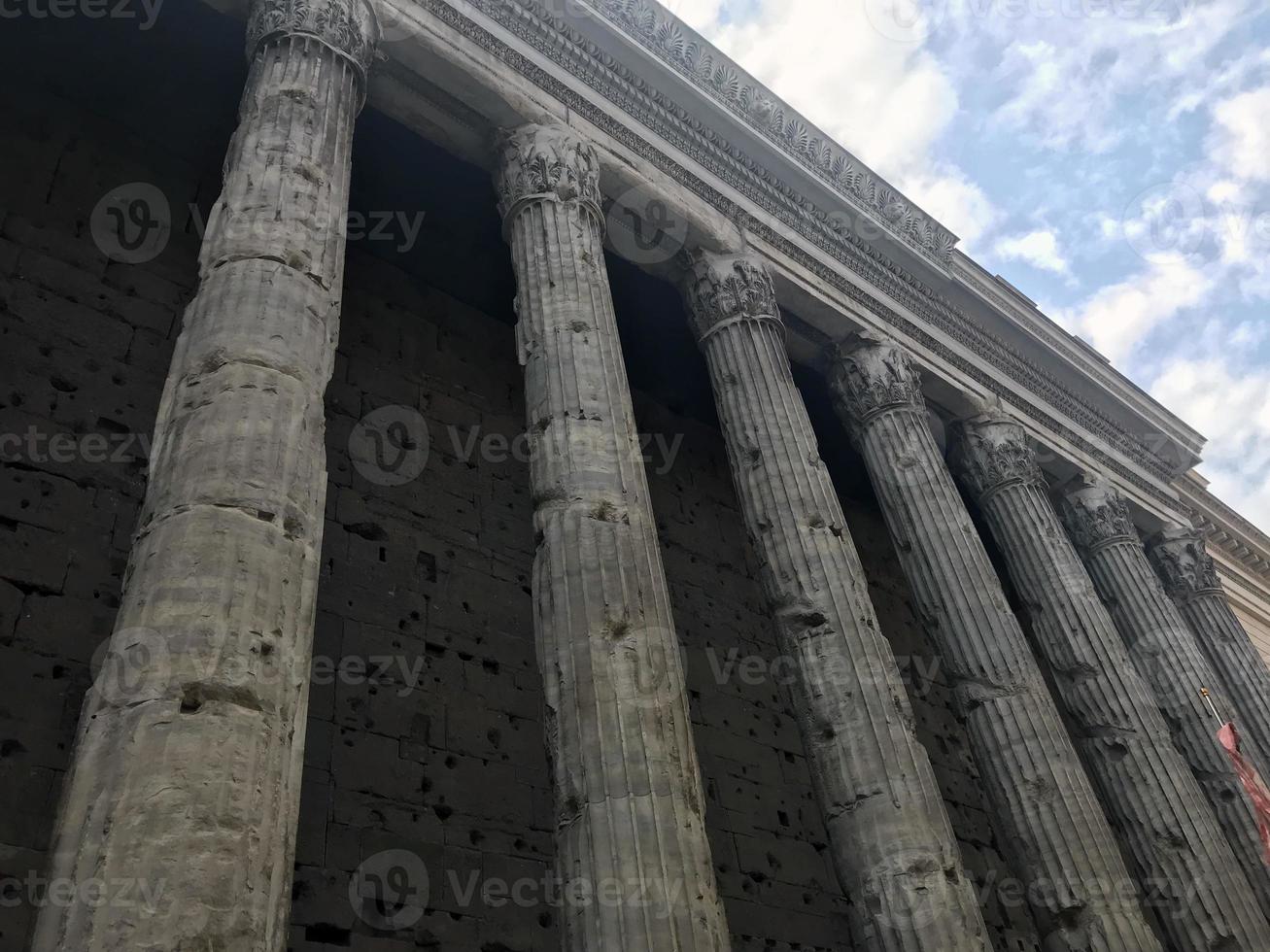 itália roma. a foto mostra um edifício com colunas históricas antigas.