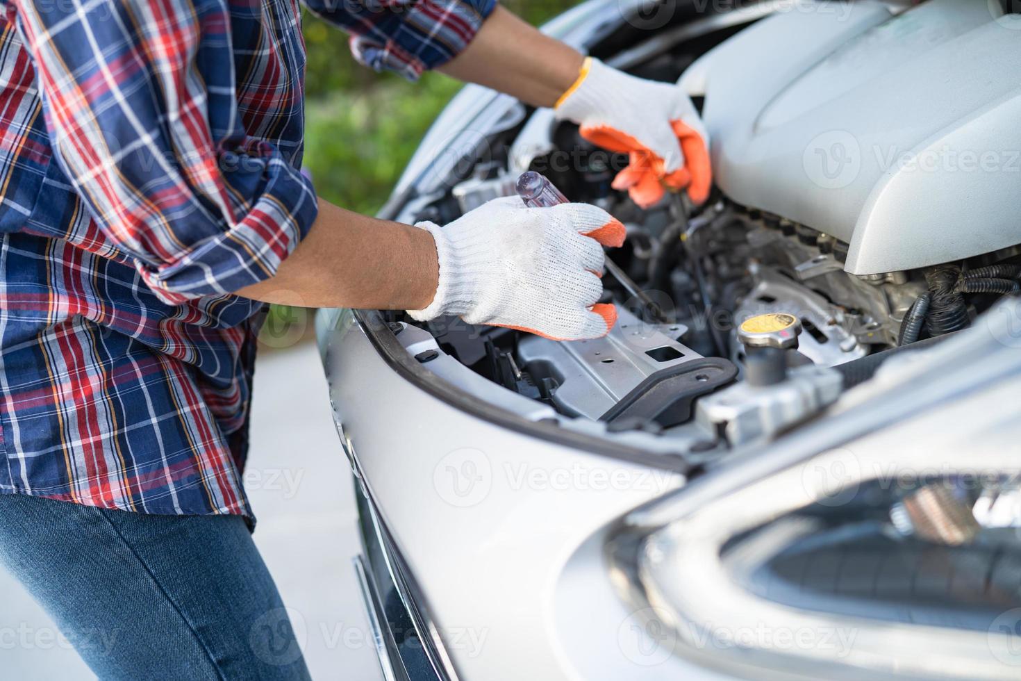 Abra o sistema do motor mecânico do capô para verificar e reparar danos ao acidente de carro. foto