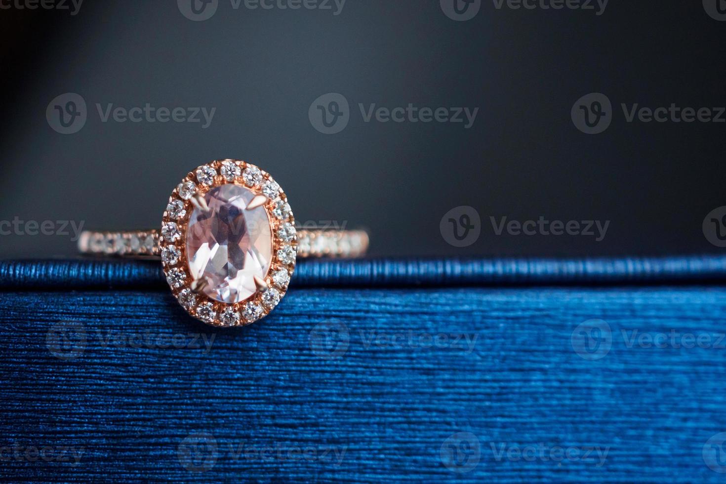 anel de diamante de ouro de casamento na caixa de joias foto