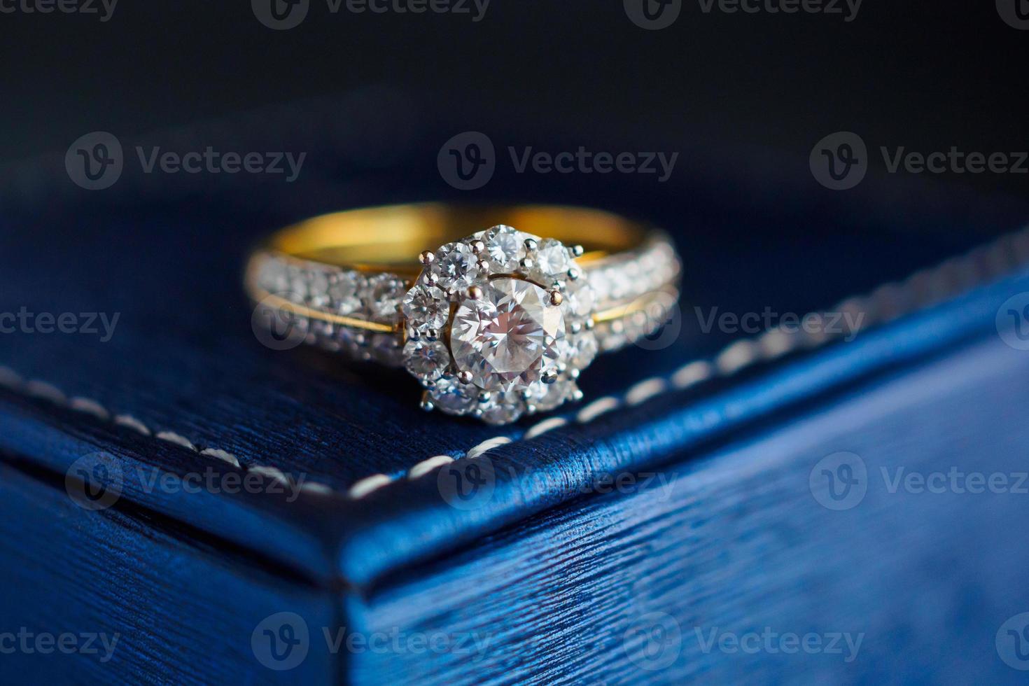 anel de diamante de ouro de casamento na caixa de joias foto