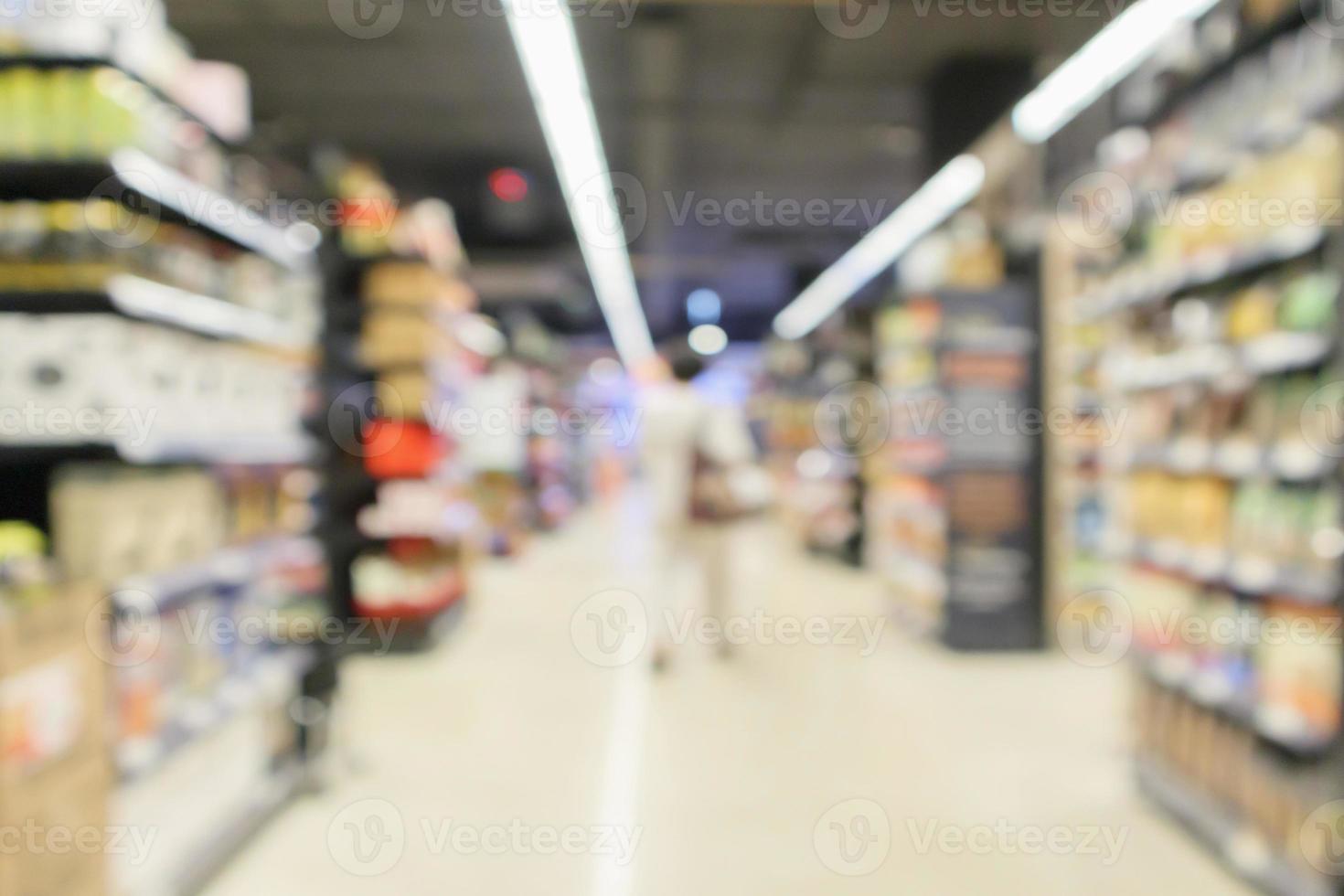 corredor do supermercado com fundo desfocado interior desfocado das prateleiras do produto foto