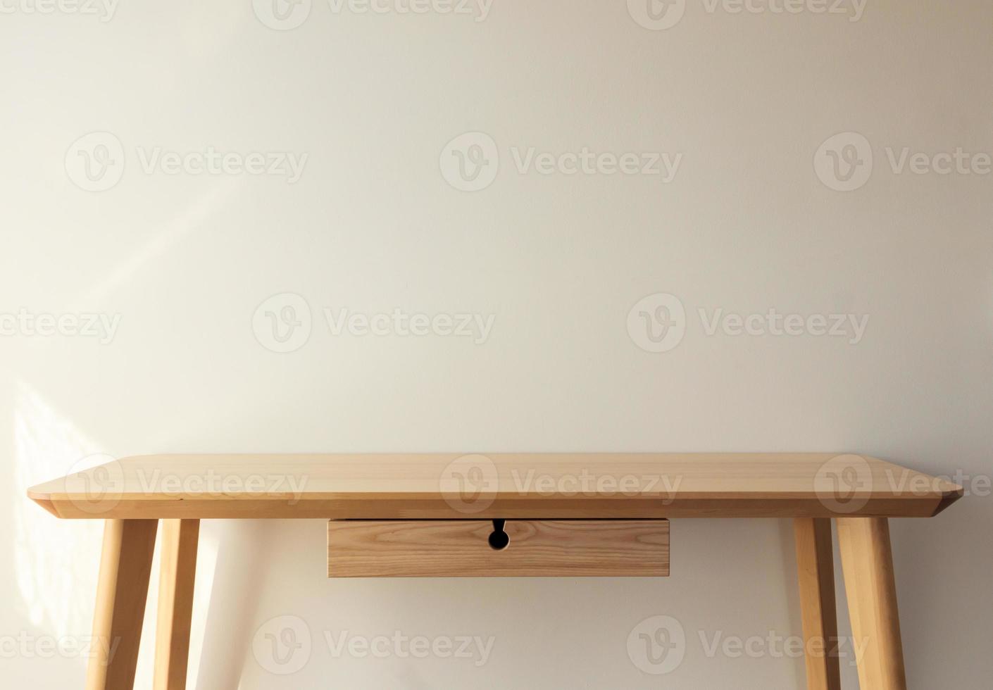 tampo de mesa de madeira claro vazio com fundo de parede branca foto