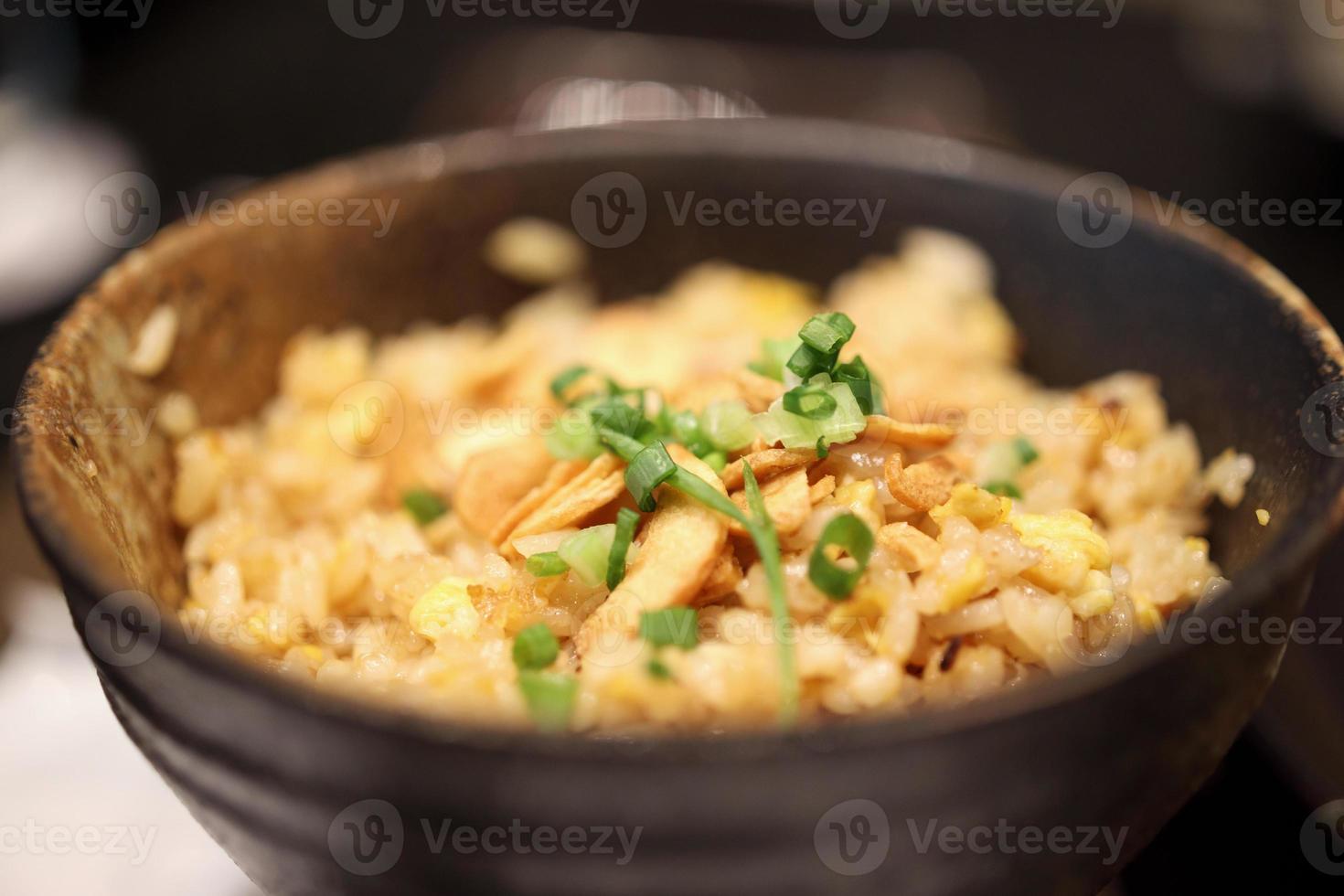 arroz frito com alho na tigela close-up foto