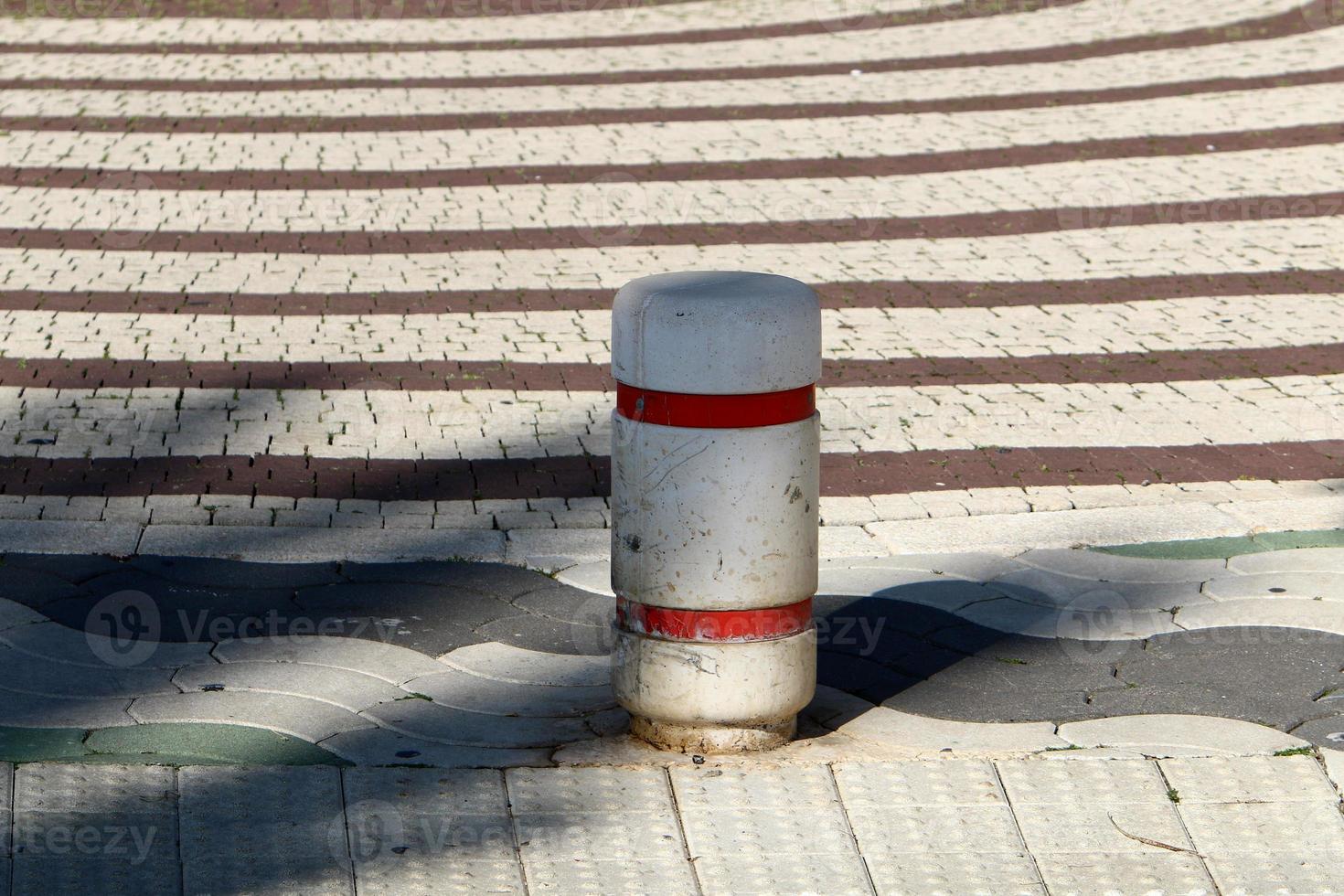 barreiras rodoviárias ao longo da calçada para a passagem segura de pedestres. foto