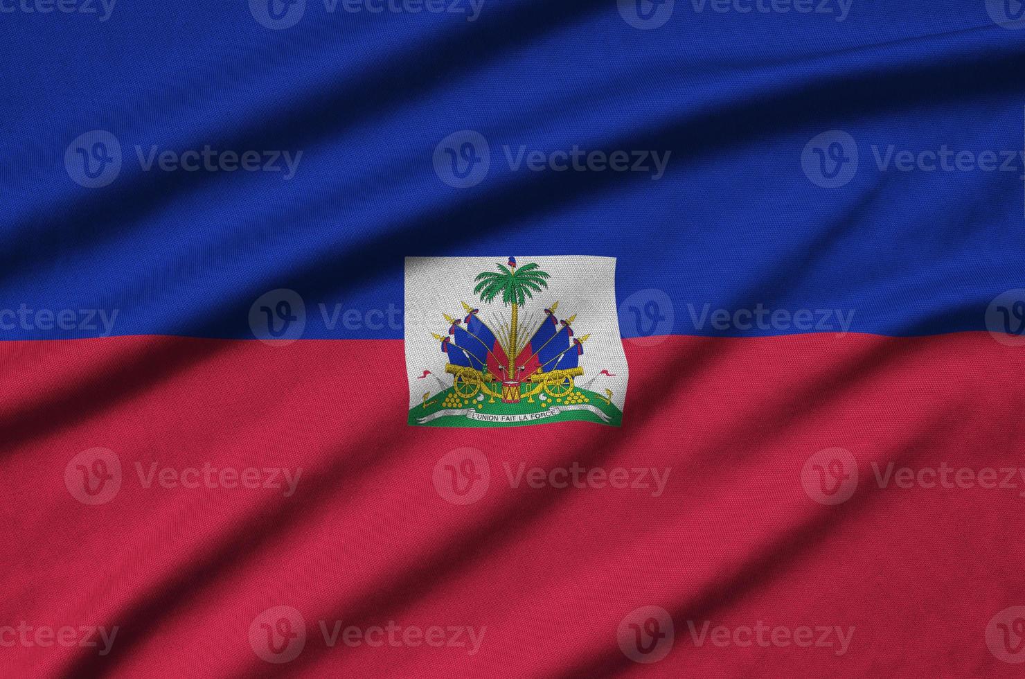 a bandeira do haiti é retratada em um tecido esportivo com muitas dobras. bandeira da equipe esportiva foto