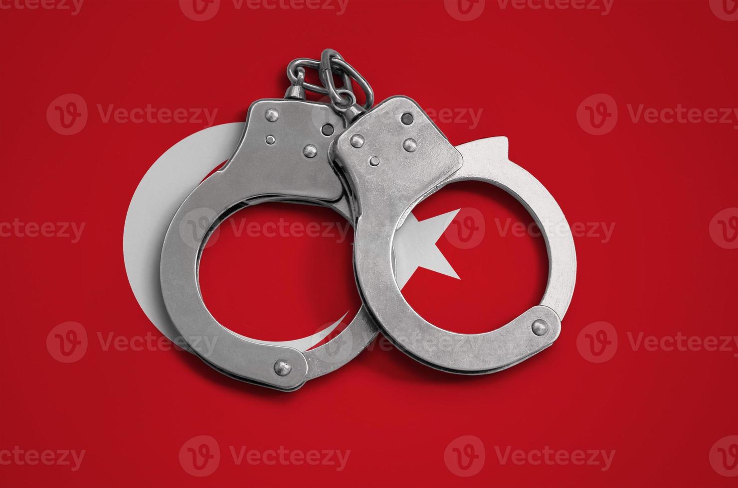 bandeira da turquia e algemas da polícia. o conceito de observância da lei no país e proteção contra o crime foto