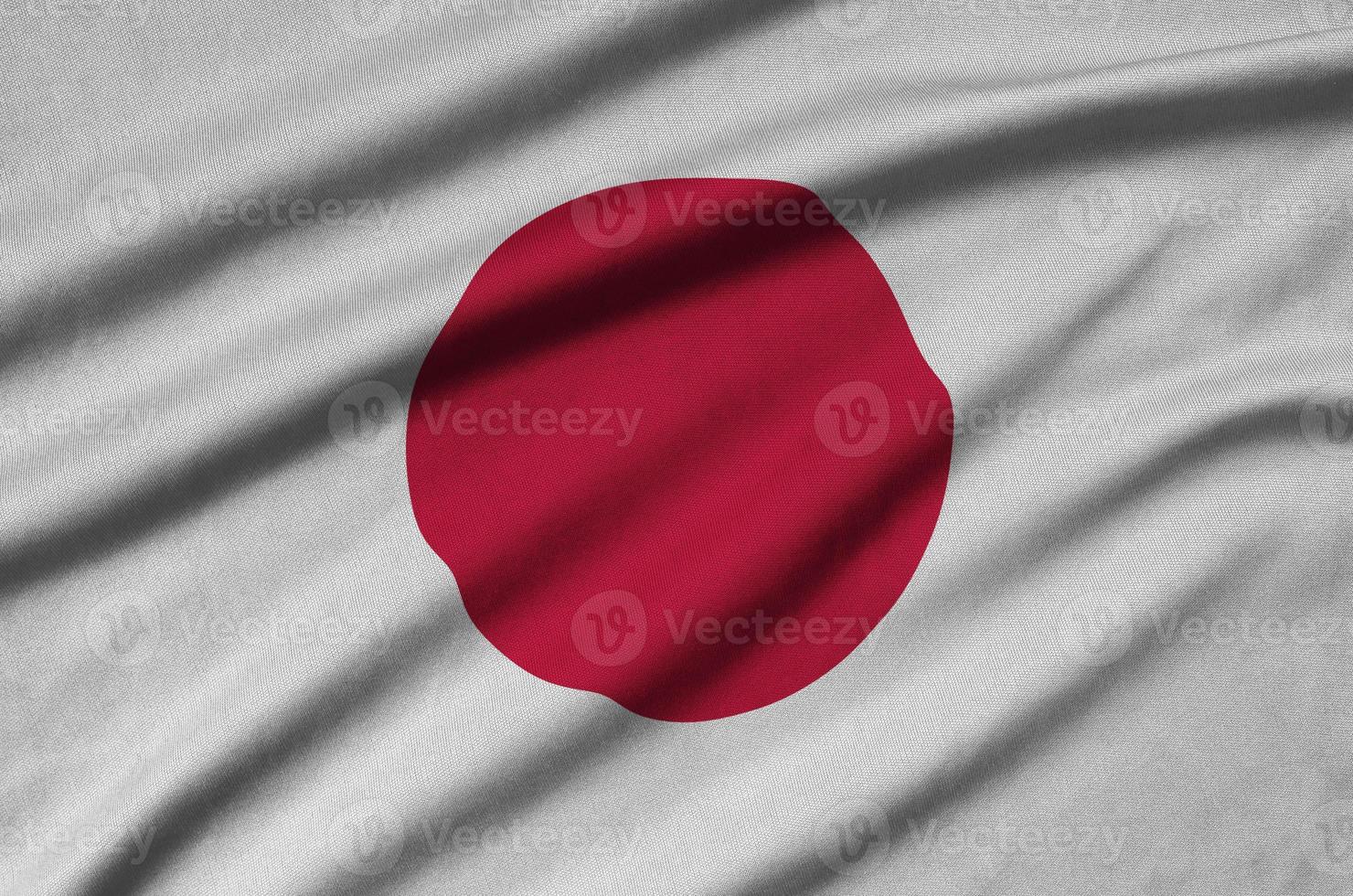 a bandeira do japão é retratada em um tecido esportivo com muitas dobras. bandeira da equipe esportiva foto