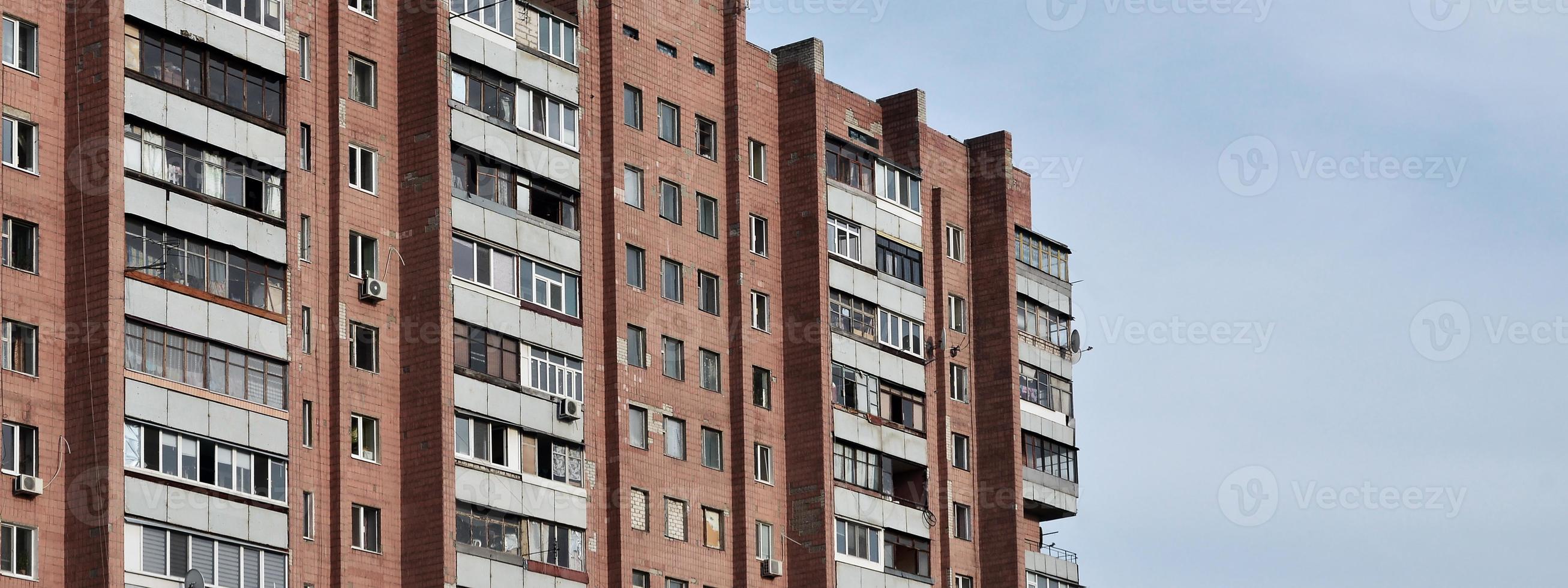 antigo apartamento de vários andares em uma região pouco desenvolvida da ucrânia ou rússia foto