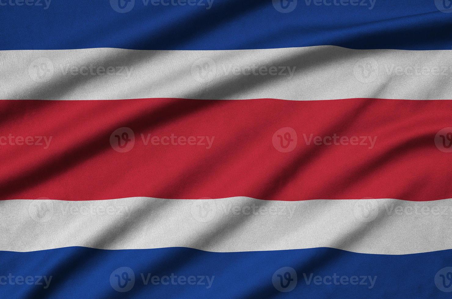 a bandeira da costa rica é retratada em um tecido esportivo com muitas dobras. bandeira da equipe esportiva foto